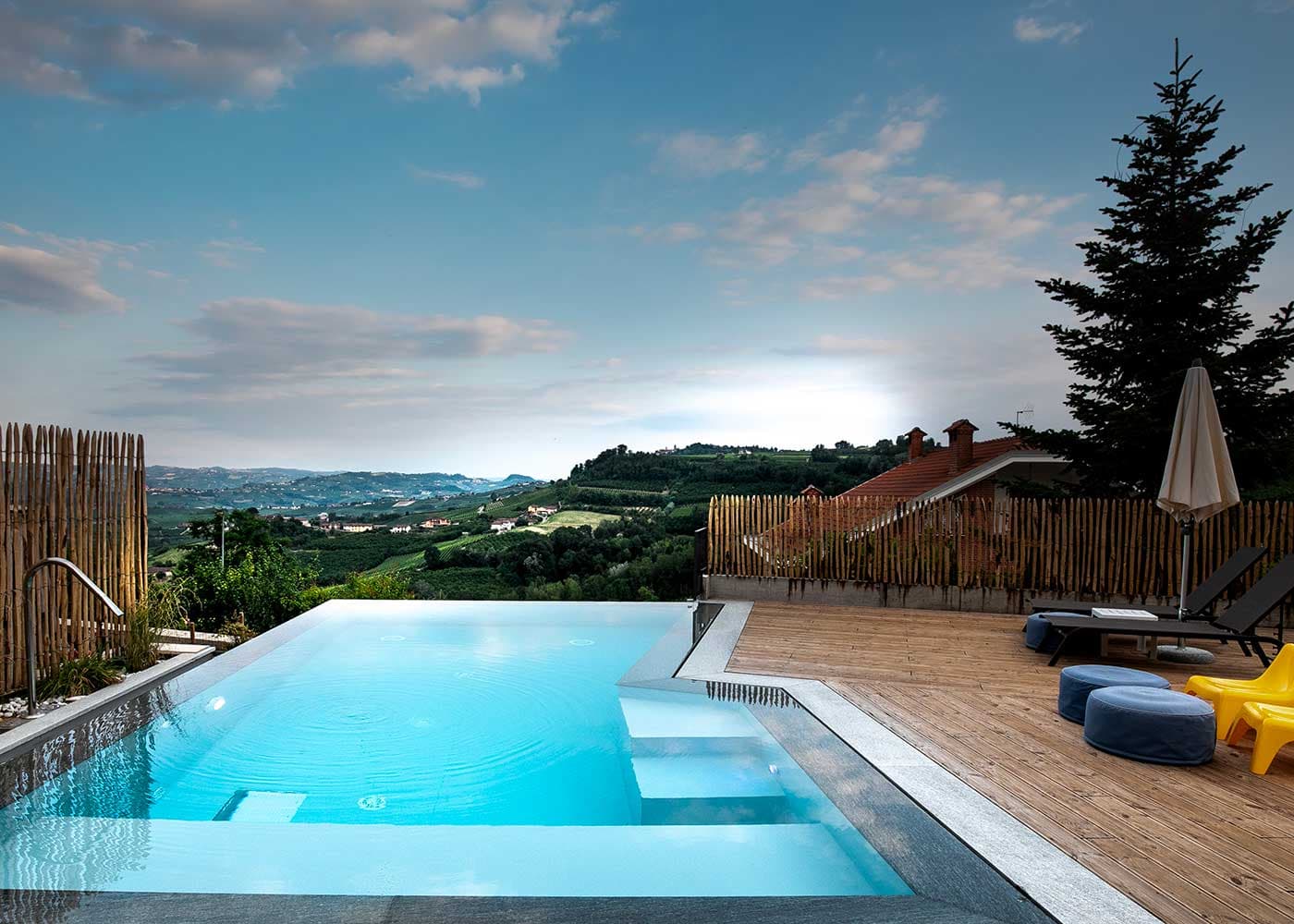 Un soggiorno impreziosito dall’affaccio sul giardino e dalla piscina a uso esclusivo degli ospiti delle camere