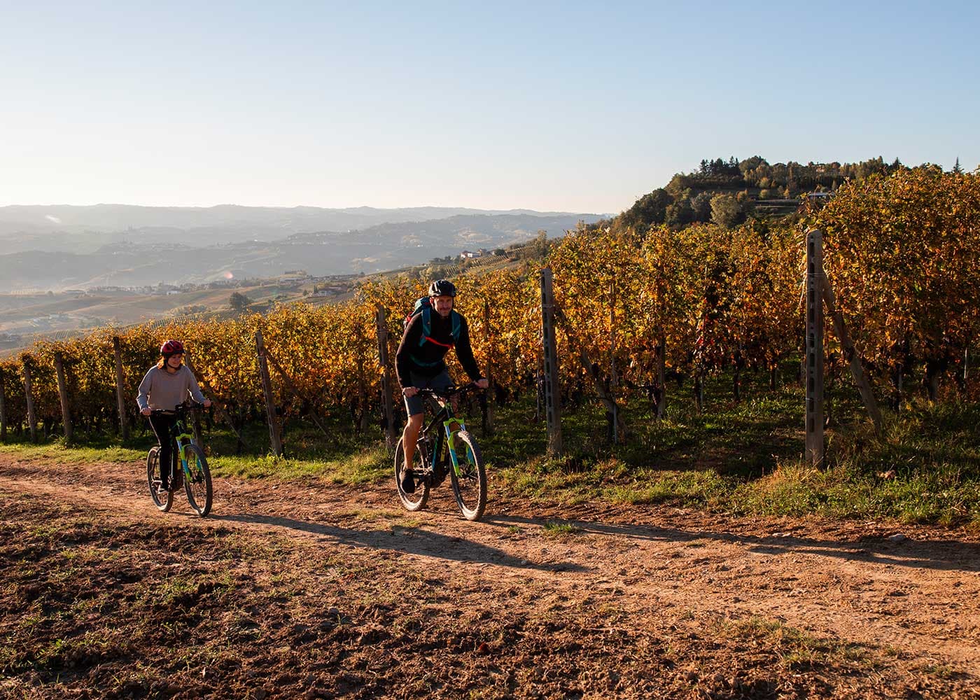 Pedalando tra i vigneti di Barolo, con gli occhi che si perdono in un mare di colline